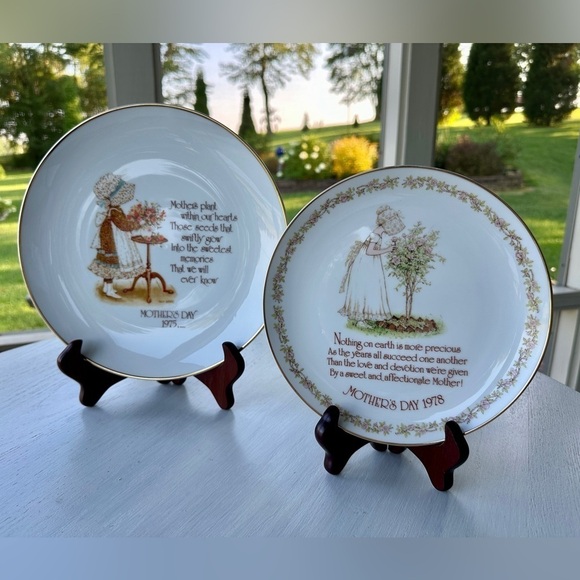 SET/2 HOLLY HOBBIE, MOTHER’S DAY PLATES. 1975 & 1978 COMMEMORATIVE EDITIONS. - Picture 1 of 8